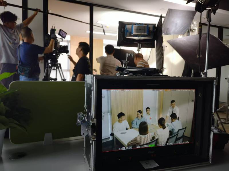 瓦房店市TVC拍摄公司：科技产品视觉化大师，诠释未来感与功能美学